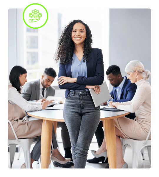 Mulher em escritório com imponência desafios tecnológicos do setor de engenharia