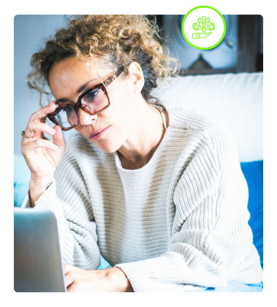 Mulher lendo no computador desafios tecnológicos do setor de engenharia e inteligência artificial para engenharia